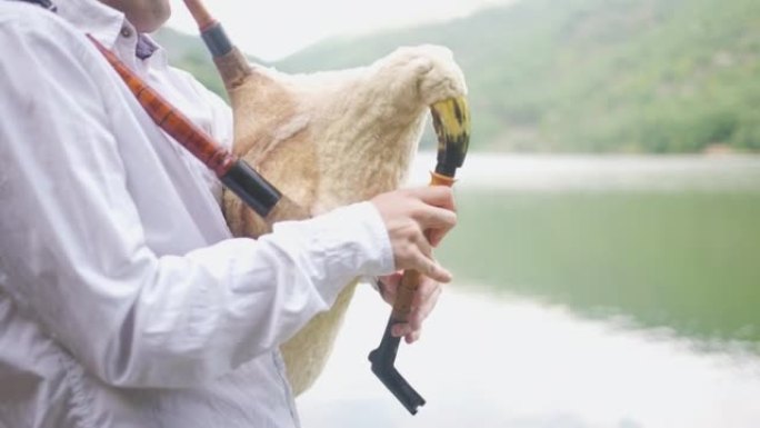 湖边马累演奏的传统风笛特写