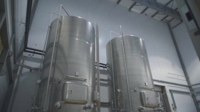 工厂里装满大量酒精饮料的钢制容器罐