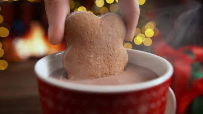 在慢动作的一杯热巧克力中浸泡姜饼饼干，在壁炉旁休息圣诞节