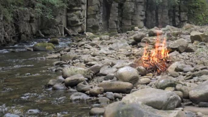 大火在山涧的河岸燃烧