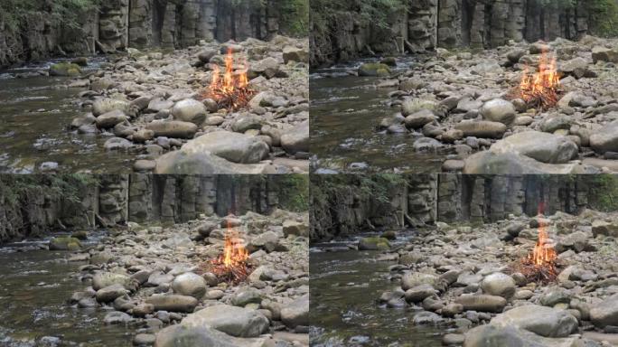 大火在山涧的河岸燃烧