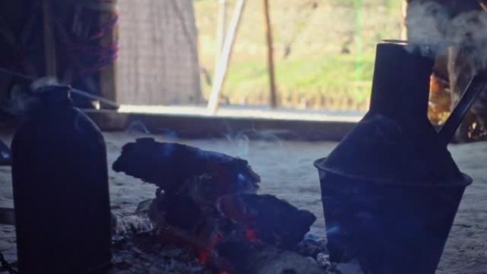 蒙古包里的传统水锅在火上煮沸，用来喝茶