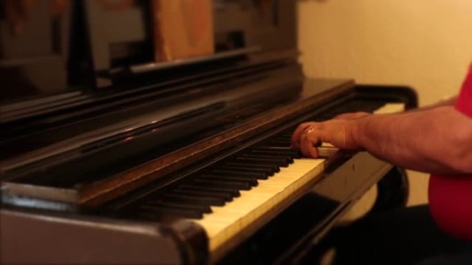 单身老人弹钢琴
