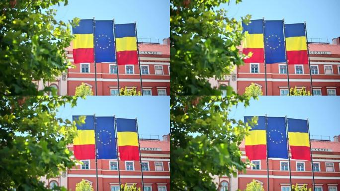 罗马尼亚克卢日中心的两个国旗和一个欧盟。背景上的经典建筑