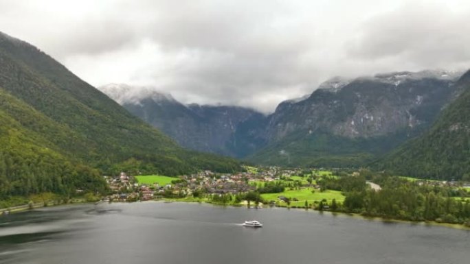奥地利山村哈尔施塔特和哈尔施塔特湖的鸟瞰图。夏天的时候。奥地利萨尔茨卡梅古特。