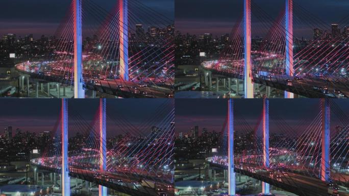 傍晚的交通正在变色的Kosciuszko桥上，背景是曼哈顿和布鲁克林的遥远景色。具有向后平移摄像机运