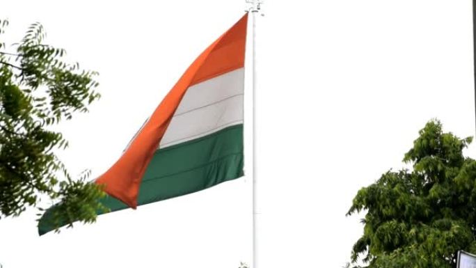 印度国旗在康诺特广场高高飘扬，在蓝天中自豪，印度国旗飘扬，印度独立日和印度共和国日的印度国旗，向上倾