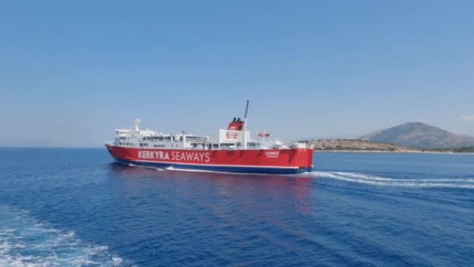 在地中海巡航的渡船，经过的红色彩绘渡船，希腊岛运输