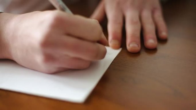 男人用圆珠笔在白纸上签名。办公室工作。特写
