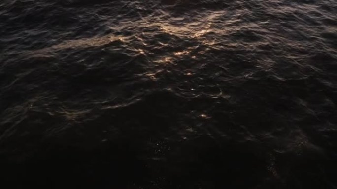 海上距离，海浪荡漾，没有海岸，无人机的视频