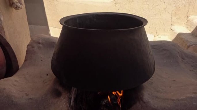 大锅在粘土炉上的明火上烹饪