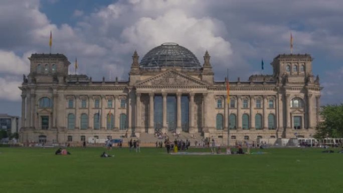德国国会大厦和德国国旗和欧盟的旗帜。