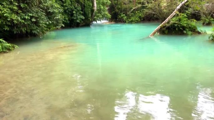 邝斯瀑布琅勃拉邦老挝的绿松石蓝色。琅勃拉邦老挝山区的这些瀑布常年在天然雨林中流动