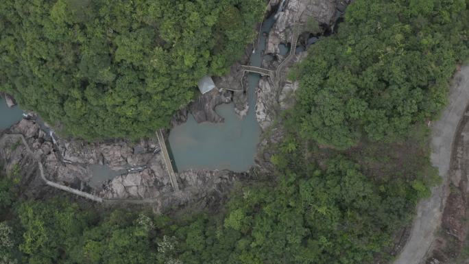 广东省惠州市龙门县雨后南昆山蜿蜒曲折山路