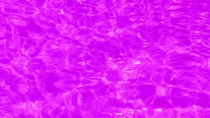散焦模糊透明紫色清晰平静的水面纹理，带有飞溅和气泡。时尚抽象自然背景。阳光中的水波。紫水闪亮背景。
