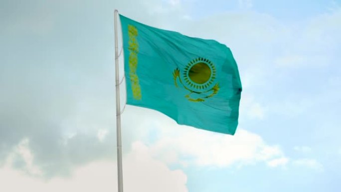 天空背景上的哈萨克斯坦国旗。飘扬的哈萨克斯坦共和国国旗。面料质地飘逸的哈萨克斯坦国旗。