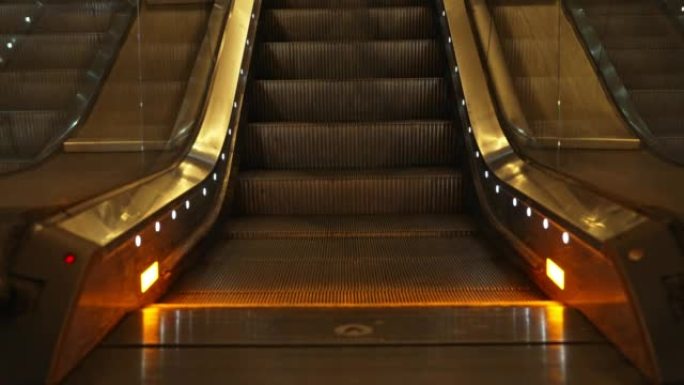 地铁中的电动自动扶梯。移动楼梯。