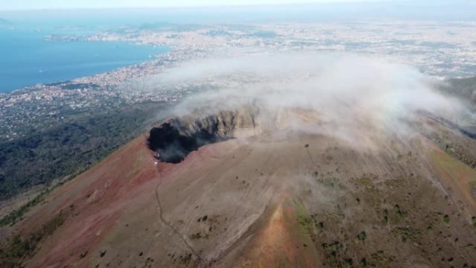 Vesuvius火山的鸟瞰图，山顶火山口内的火山地形-那不勒斯全景，意大利，欧洲。史诗般的揭示。无人