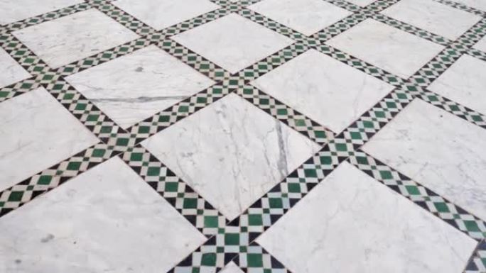传统摩洛哥地板，配有zellinge马赛克瓷砖和大理石。伊斯兰几何设计中的图案。摩洛哥马拉喀什。
