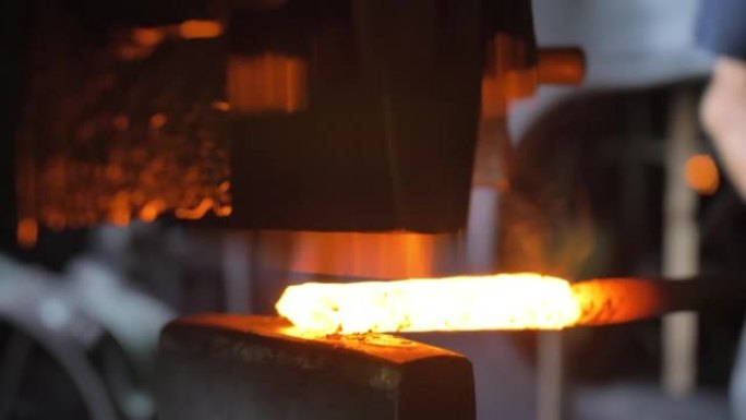 锤压机在传统钢铁厂锻造热铁。铁匠工厂，4k