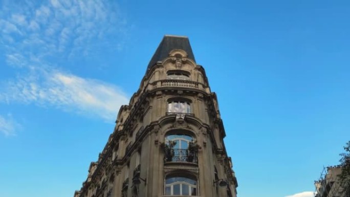 用美丽的建筑设计在街角建造巴黎。法国巴黎的传统风格房屋视图。就像你在童话里。摄像机慢慢向上移动。
