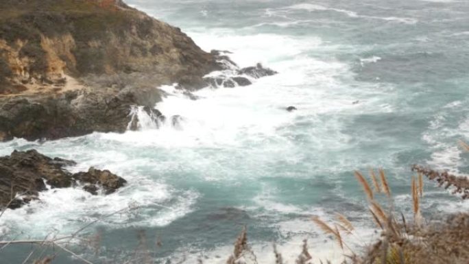 岩石崎岖的海洋，有雾的天气。海浪冲击海滩。加利福尼亚，大苏尔。