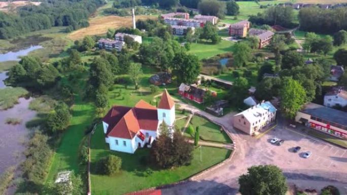 夏天，阿尔松加村的鸟瞰图，圣迈克尔大天使的天主教教堂拉脱维亚，波罗的海国家。阿尔松加城市和湖泊全景