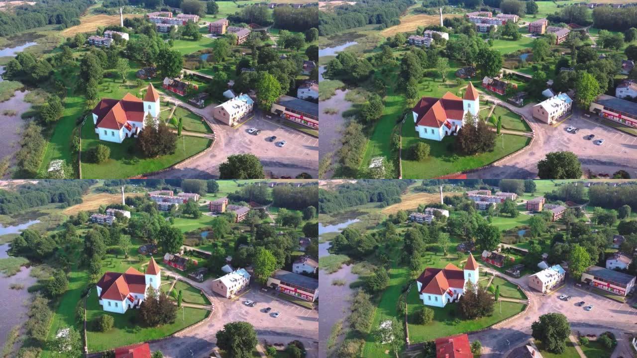 夏天，阿尔松加村的鸟瞰图，圣迈克尔大天使的天主教教堂拉脱维亚，波罗的海国家。阿尔松加城市和湖泊全景
