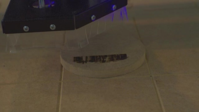 CNC激光雕刻机将抽象图案应用于带有激光的木板。特写