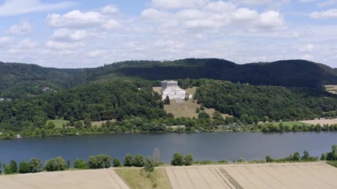 巴伐利亚雷根斯堡附近的多瑙河和沃尔哈拉纪念馆