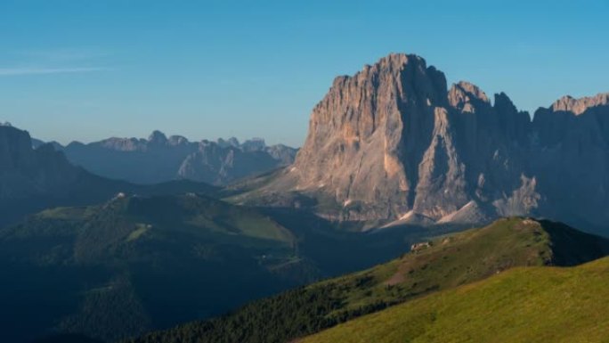 意大利多洛米蒂塞塞达南蒂罗尔多云的阿尔卑斯山欧洲山区运动的延时日出场景