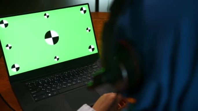 使用笔记本电脑的特写女人。绿色chromakey。模拟屏幕。复制广告空间。插入宣传剪辑电影的视频