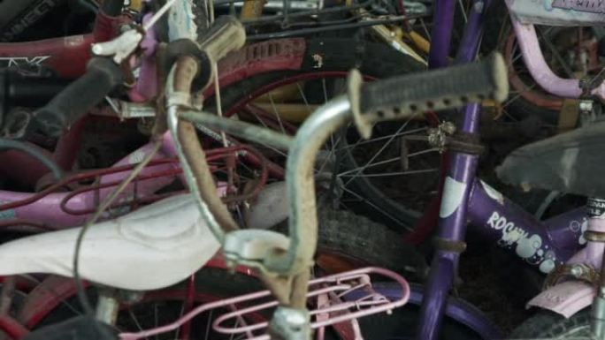 摘要-旧自行车零件堆成一堆在棚子里