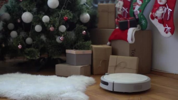 智能家居。机器人真空吸尘器在一定时间对公寓进行自动清洁。新年后用圣诞树针清洁镶木地板。