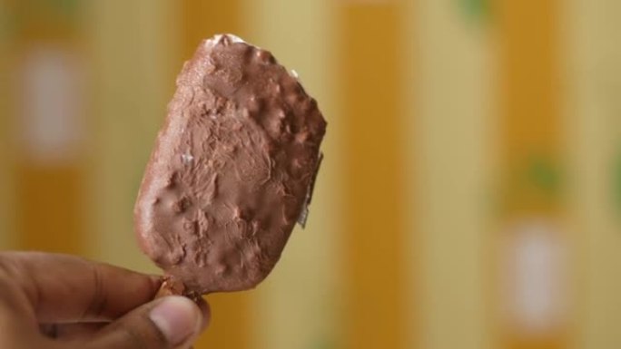 女性手持巧克力冰淇淋，有复制空间