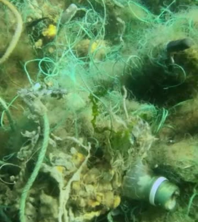 垂直视频: 丢失的渔具躺在黑海海底的水下。