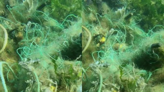 垂直视频: 丢失的渔具躺在黑海海底的水下。
