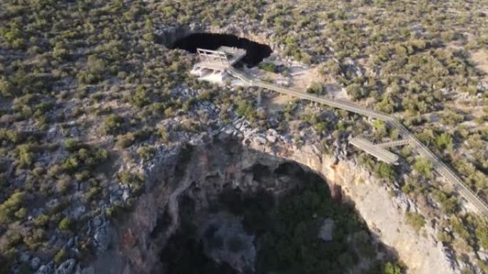 天堂山洞和地狱洞穴的鸟瞰图 (Chasm of Heaven and Pit of Hell)