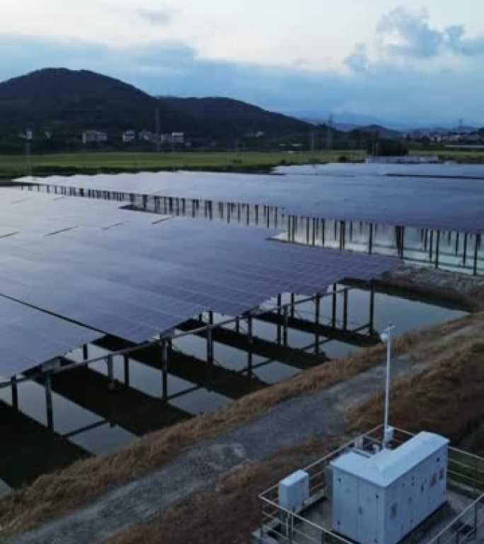 养鱼场太阳能电池板的高角度视图