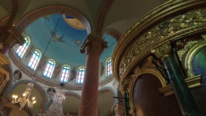 抬头看看美丽的圣乔治教堂，金色的细节和天花板上的画，科普特开罗