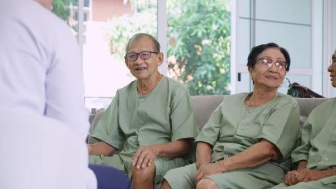 医生和照顾者在养老院与老年人交谈的背景图，一群老年人在客厅聆听医生和照顾者。