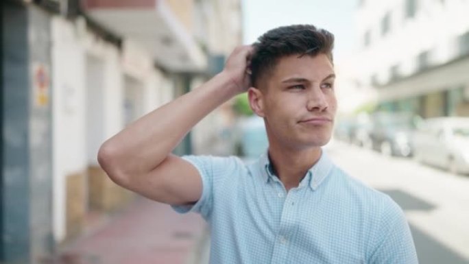 年轻的西班牙裔男子站在街上充满怀疑的表情