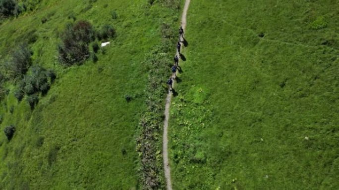 家庭在奥地利高山徒步旅行的空中无人机镜头 (阿尔卑斯山，福拉尔贝格州)