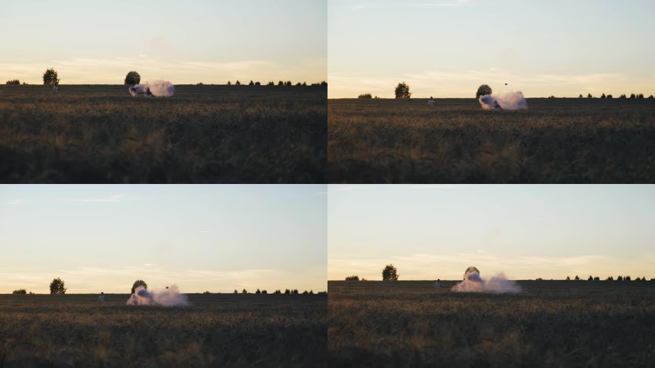 一个穿着白色连衣裙和帽子的女孩带着烟雾弹穿过田野。它是由一个人拍摄的。慢动作镜头