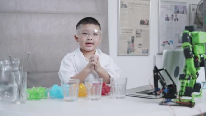 这位亚洲中国男孩子在他的家中向scholl展示了有关色彩混合teast的在线课程。
