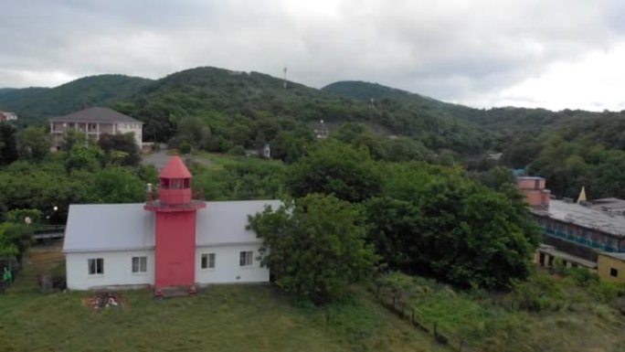 在海边的岩石海岸上飞行，用红色灯塔进行空中射击