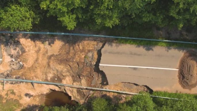 暴雨洪水过后路桥冲刷冲毁