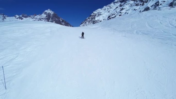 雪山安第斯山脉滑雪站中心度假村的全景。