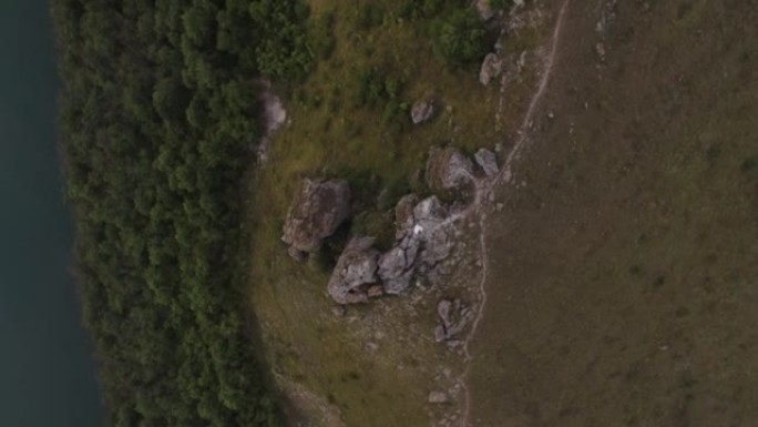 绿原边的落基山小溪。空中射击。乌克兰