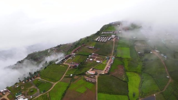 有雾的局部山区村庄的鸟瞰图